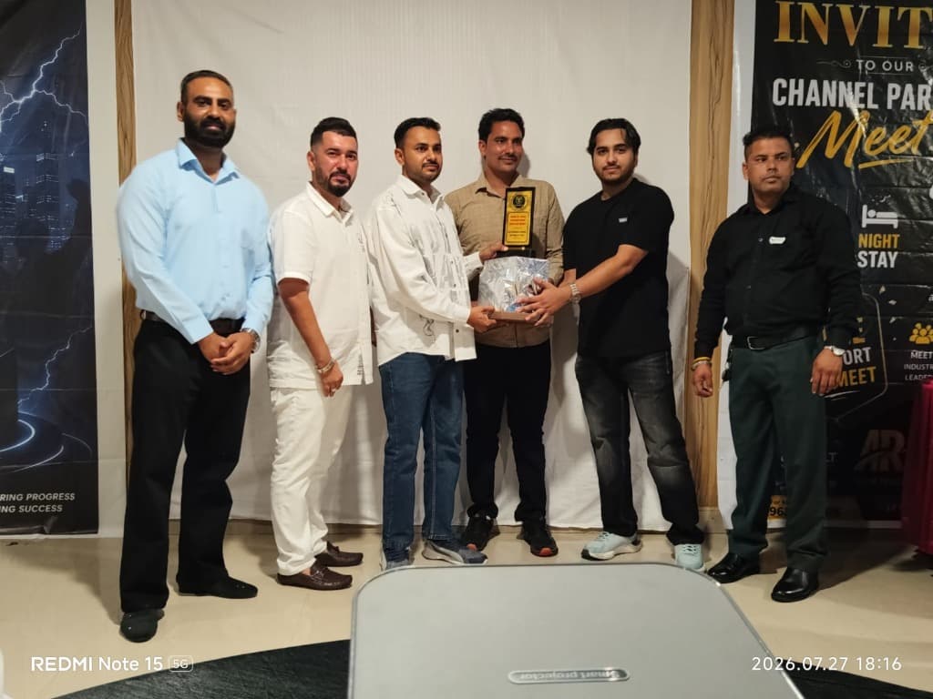 Mr. Shivam Mehta presenting Distribution Excellence Award to top performing dealer
